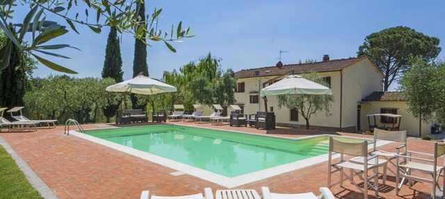 Nice apartment in villa for 14 people with WIFI, private pool, TV, balcony and pets allowed