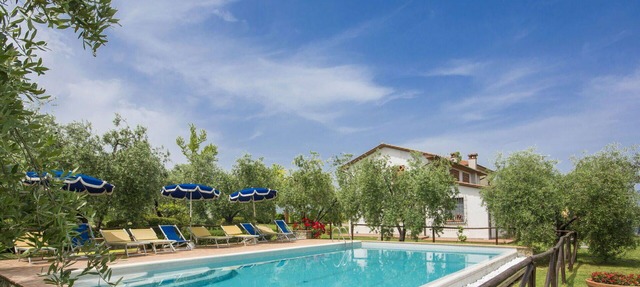 Nice apartment in villa for 4 people with pool, WIFI, TV and parking