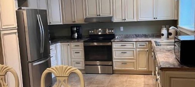 No cleaning fees! 3 Bdrm condo, 2 miles from town