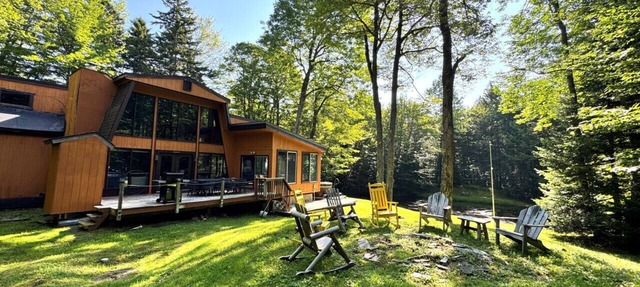 Nordic Chalet- Min to Mt Snow and Haystack. Hot tub, Sauna, Pond
