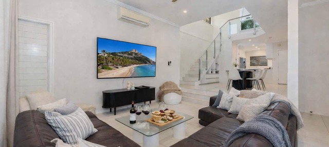 North Ward Beachside Home, Townsville | 4BR | 2 King Beds | Walk to Strand