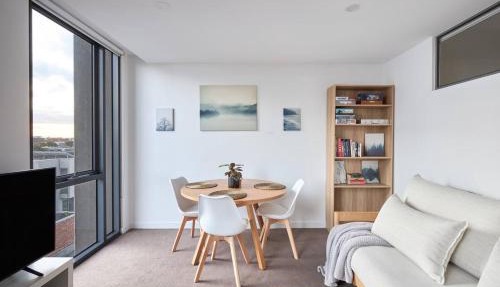Northside Rendezvous - A Stylish Couples' Hideaway