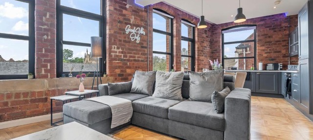 NY Style Exposed Brick Central 2BR Sleep 8