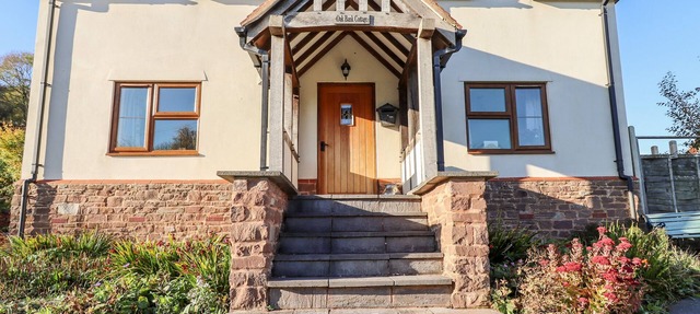OAK BANK COTTAGE, pet friendly, with open fire in Longhope