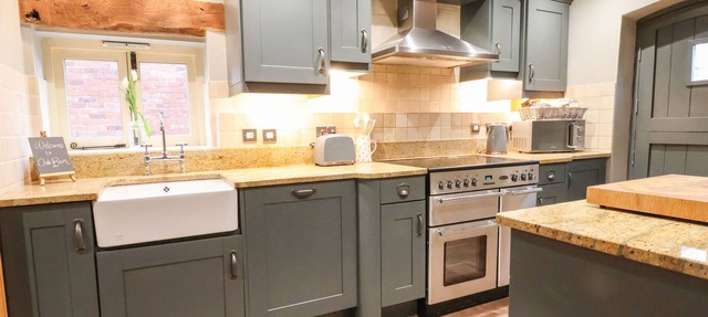 OAK BARN, pet friendly, character holiday cottage in Sandbach