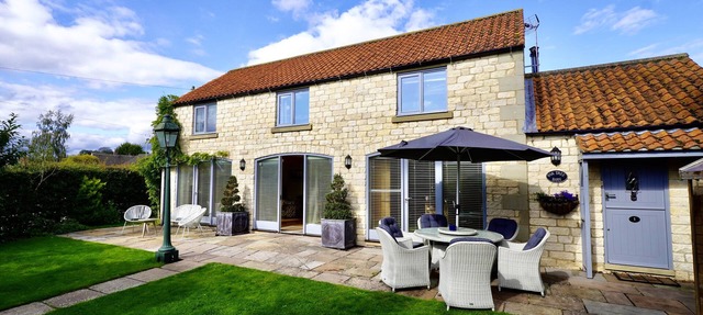 OAK TREE BARN, pet friendly, with open fire in Thornton-Le-Dale