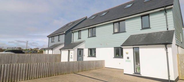 OCEAN BREEZE, pet friendly, country holiday cottage in Marazion