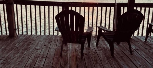 Ocean front 3-bed 2 bath house. Fish right from the deck! Pets! Sunrises!