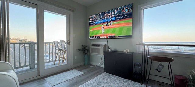 Ocean Front Penthouse Suite Magnificent Oceans views & King Bed