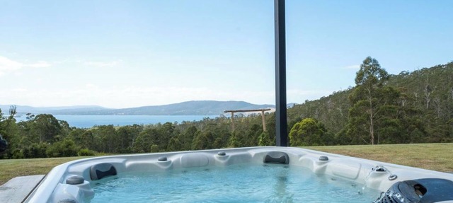 Ocean views, spacious & private, hot hub