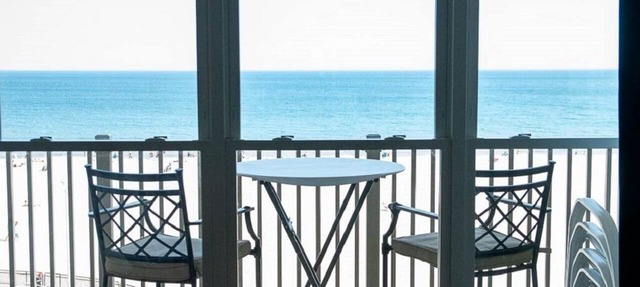Oceanfront - 4th floor - Million dollar view!