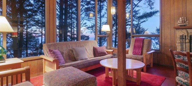 Oceanfront Beach House in Falcon Cove, Arch Cape, Oregon. Near Cannon Manzanita