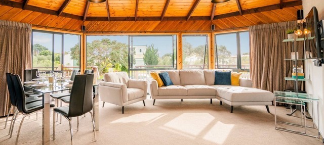 Octagon by the Beach - less than 100m to Matarangi Beach