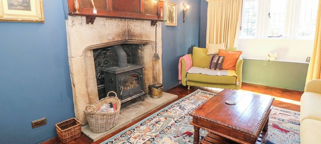 OLD MANOR HOUSE, family friendly, with open fire in Chesterfield