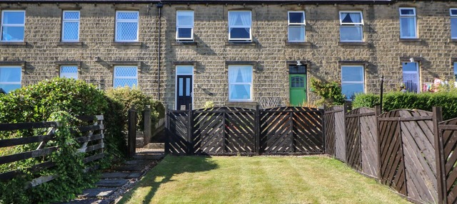 OLIVE TREE COTTAGE, pet friendly, character holiday cottage in Honley