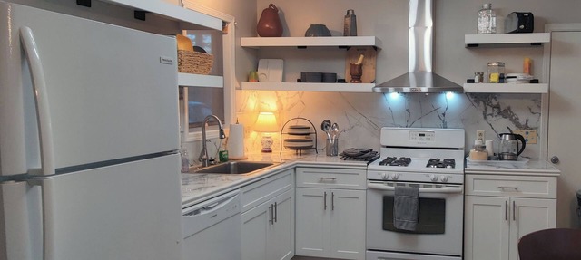 One-Level/Corporate Lease: King Bed & Fire Pit/10 min to Stone Mountain Park