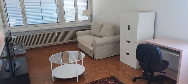 One private room, ease to access to the city center, landscapes and airport