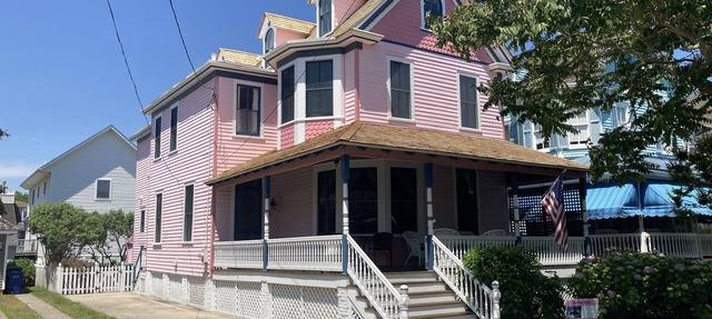One Short Block to Beach - Spacious Victorian - 1st Floor Bed and Bath