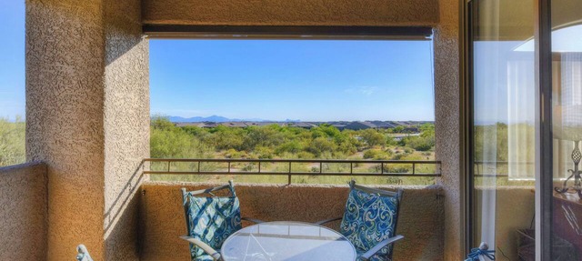 Open & bright condo with WiFi, W/D, pool, hot tub & panoramic views
