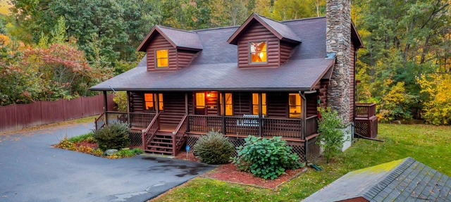 Our pondside cabin - a charming retreat with modern amenities near Wachusett Mtn