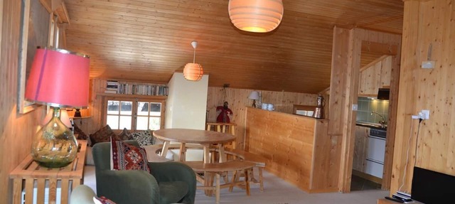 Outside : attic flat on the 2nd flooor of a chalet, for 2-4 persons, access from the "route du funic