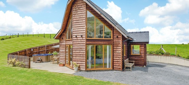 Outstanding open plan two storey lodge.