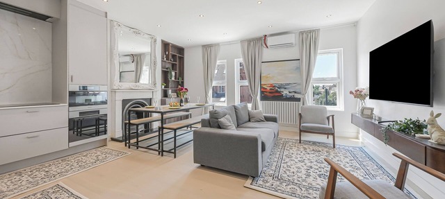 Oversize 3Bed 2bath Victorian Penthouse w/AC in Maida Vale