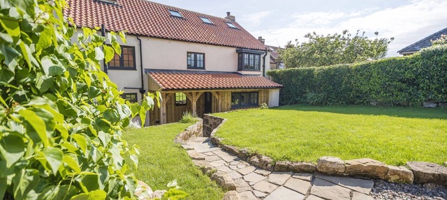 Paddock View - a cottage that sleeps 8 guests in 4 bedrooms