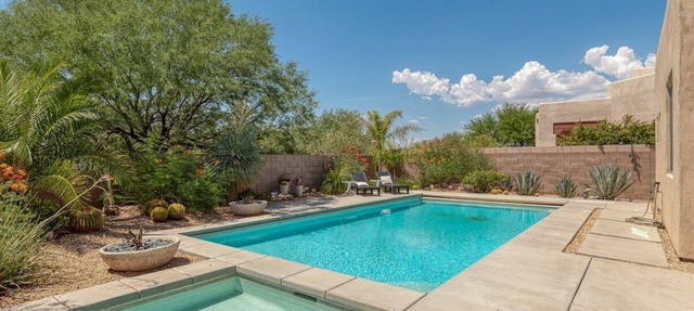 Painted Feather- Modern Beauty with Pool and Spa