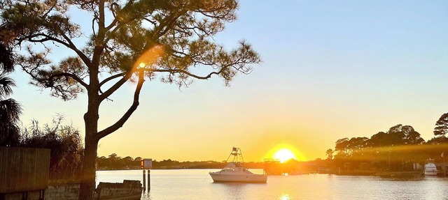 Panhandle Paradise, Waterfront, 2 Dog Friendly in Fort Walton Beach. Free Activities Included!