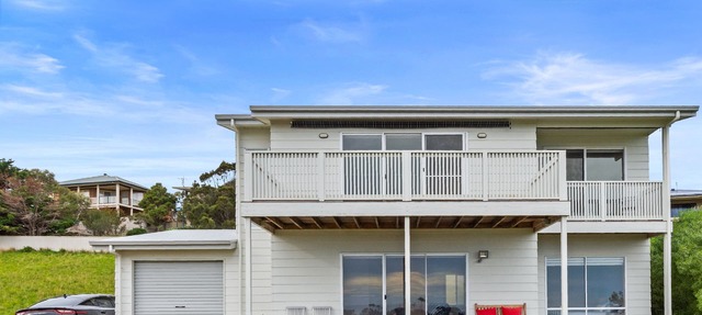 Panoramic Beach house, modern & immaculately presented to sleep up to 10 guests