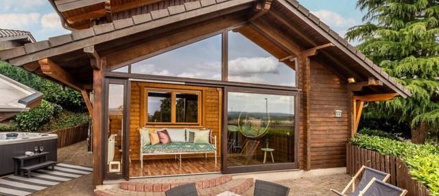 Panoramic Chalet w/Hot Tub, BBQ, view, terrace