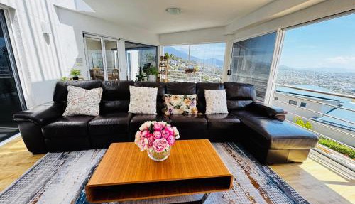 Panoramic Harbour Views Spacious 3BR in Sandy Bay with parking