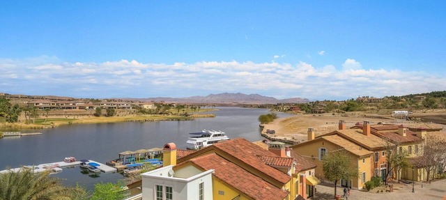 Panoramic Lake View Penthouse, Large Covered Deck, Steps to the Lake, Grocery