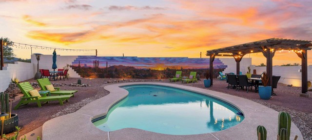 Panoramic Mountain Views, Heated Pool, 2 Kitchens
