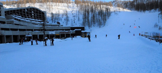 Panoramic two-room apartment with terraces in Cervinia. Facing the ski slopes. Wifi included.