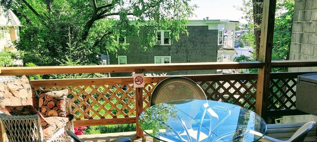 Panoramic view, large deck, ground floor apartment, walk to subway and beach