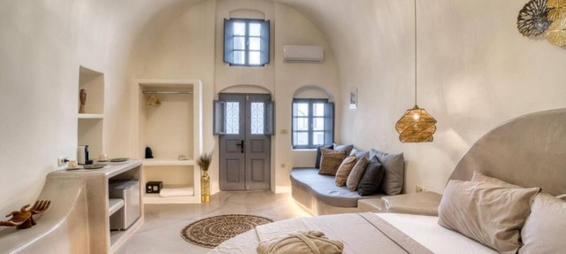 Panoramic Villa in Akrotiri with Stunning Views