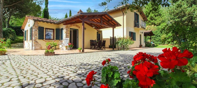 Panoramic villa with private swimming pool and Jacuzzi, 8 km from Arezzo. A good starting point to v