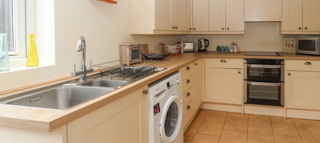 PARK VIEW COTTAGE, pet friendly, with open fire in Caerwys