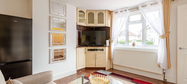 Parkside Haven, Modern 2-Bed Flat with Ensuites, Free Parking & Self Check-In