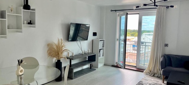 Pass the Keys Central 2 Bed flat in Edgeware with Parking