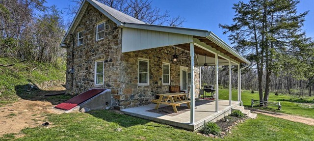 Patio & Fire Pit: Idyllic Cottage in Hellertown!
