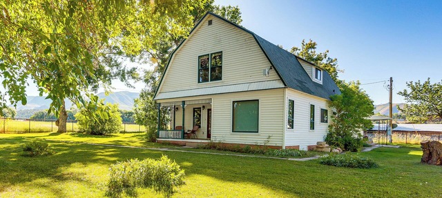 Patio & Mountain Views: Farmhouse in Mancos!