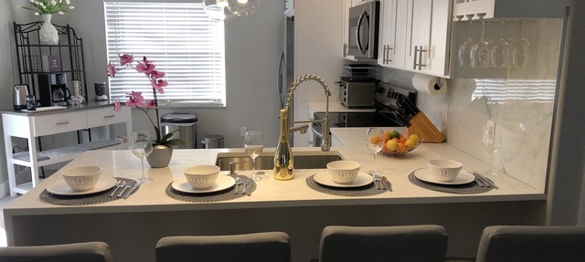Peaceful bright home minutes from the beach