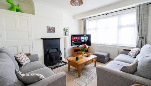Peaceful Broadstairs Flat near Beach & Town with Parking