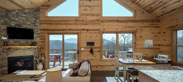 Peaceful Cabin with mountain view! Hot tub, fire-pit and indoor fireplace!