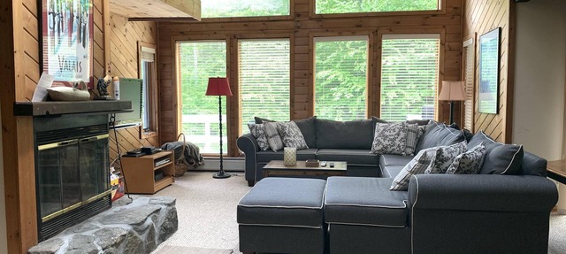 Peaceful, comfortable townhouse near Mount Snow; free shuttle; hot tub