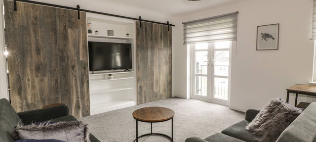 PEACEFUL HARBOURSIDE FLAT, family friendly in Irvine