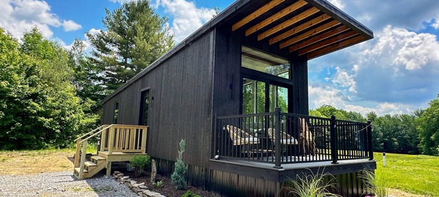 Peaceful mountain view retreat with kitchenette & deck - near skiing